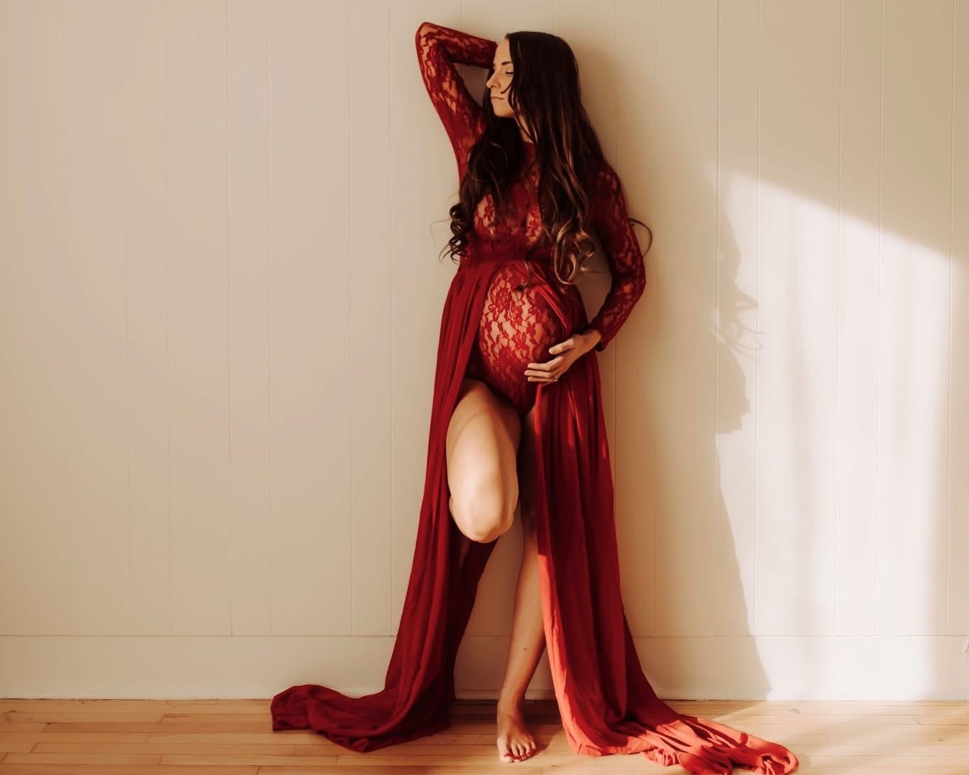 woman, pregnant, with red dress